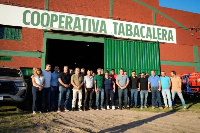 Zdero entregó maquinarias a productores tabacaleros en Colonia Benítez