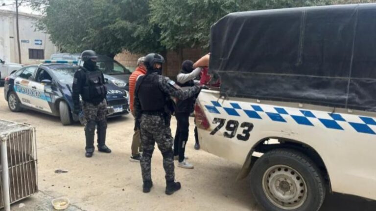 Violenta gresca callejera en Palpalá: dos demorados y un policía agredido