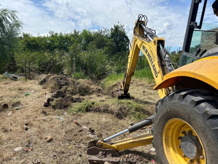 Realizaron un operativo para liberar desagües pluviales y prevenir anegamientos en Villa Chica