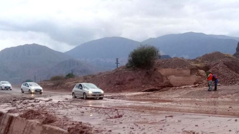 Cortes totales y desvíos por agua y sedimentos en rutas clave de Jujuy