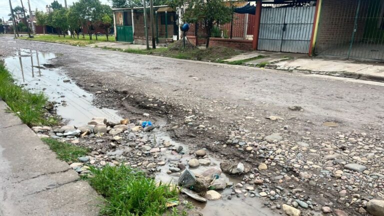 Barrio San José: la calle Susques, un peligro para vecinos y vehículos