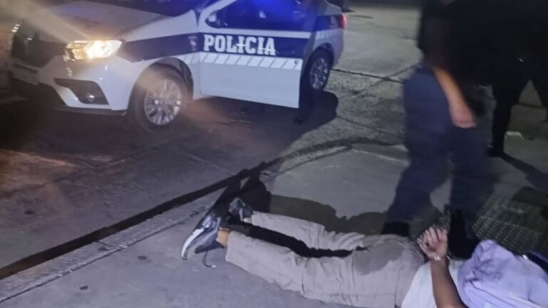 Golpeó a su ex pareja ante su hija de 2 años e intentó arrojarla de un tercer piso