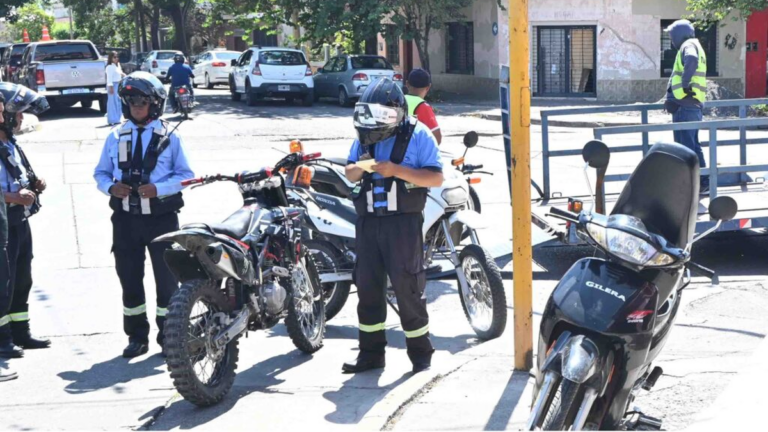 «Sin casco no ingresás»: los controles a motos se extienden  a los barrios capitalinos