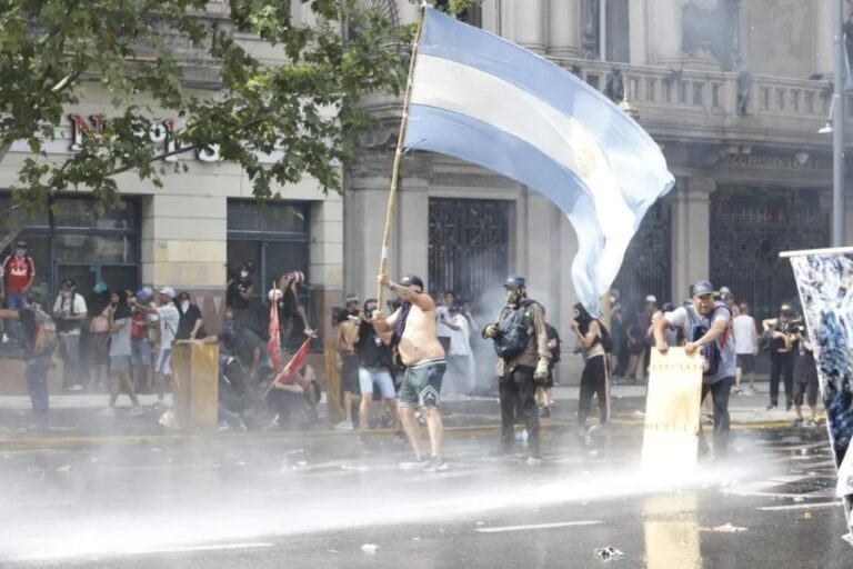 Son delincuentes organizados y se les acabó la joda: la reacción del Gobierno ante los incidentes