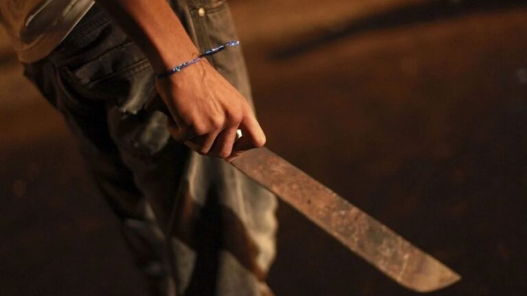 Un hombre atacó a machetazos a otro y apedreó a una mujer en Perico