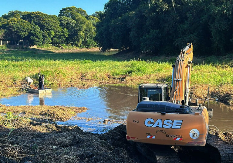 Nuevo operativo de limpieza en el río Negro frente al Club Regatas Resistencia