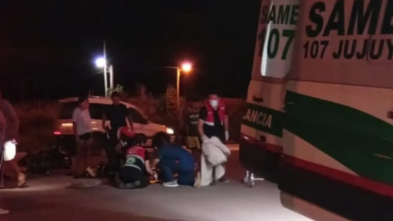 Una joven ebria cayó de una motocicleta en movimiento y el conductor la abandonó