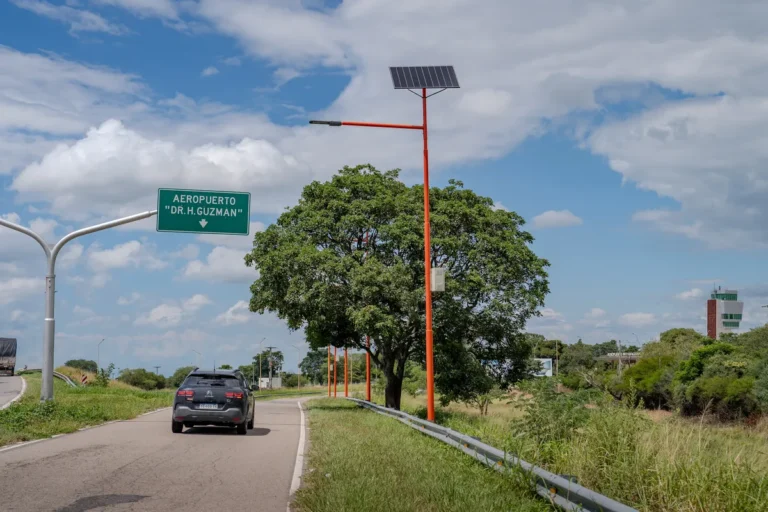 Iluminación del acceso al Aeropuerto: energía solar recibiendo al mundo en Jujuy