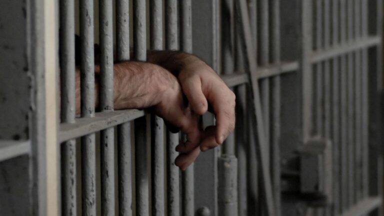 Prorrogan la prisión preventiva y ordenan traslado a una unidad penal para el acusado de amenazar a su ex pareja