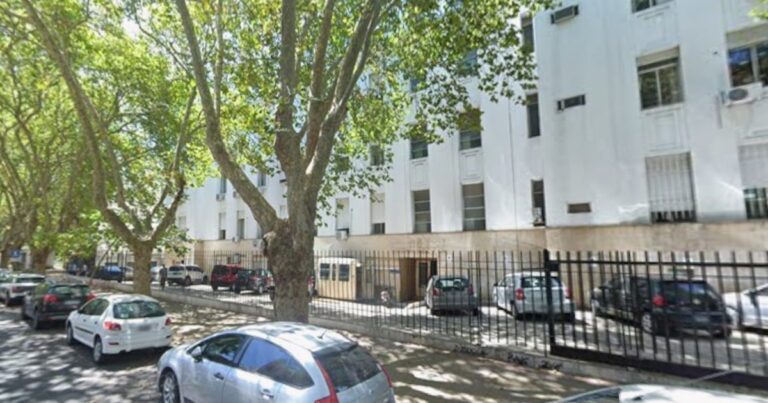 Un detenido acusado por violación se tiró de un tercer piso en los tribunales de La Plata, cayó sobre el auto de un juez y murió