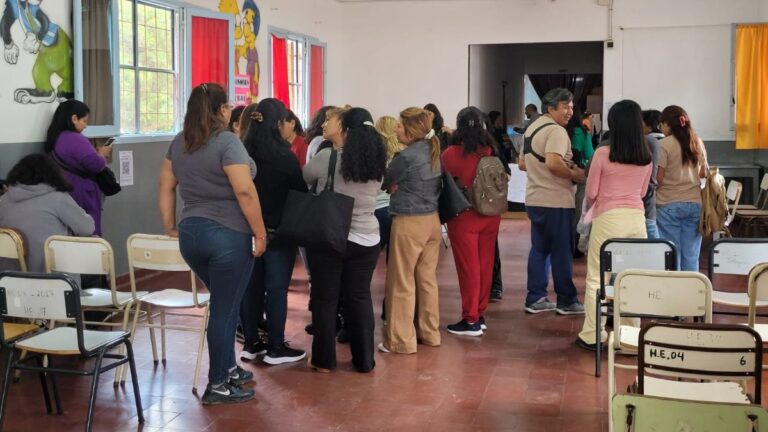 Entrega de cargos: docentes denuncian que miles de alumnos siguen sin clases por «desidia» del Ministerio