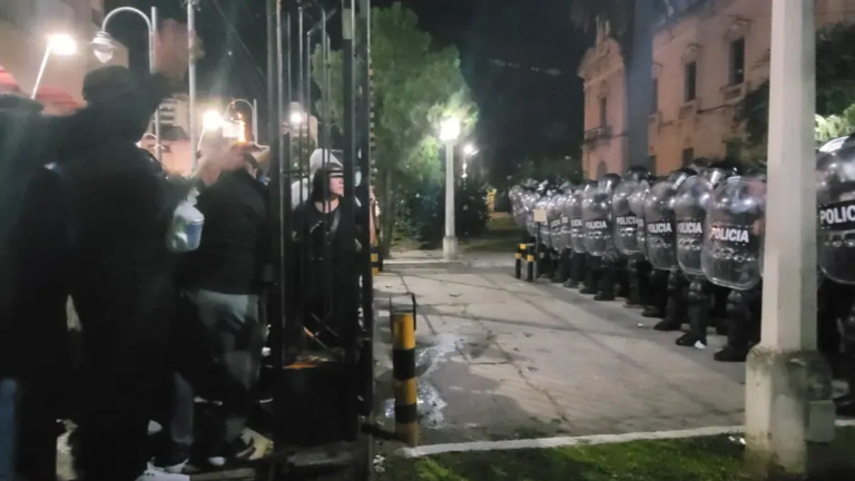 Tensión en aumento: denuncian que un efectivo fue detenido por las protestas
