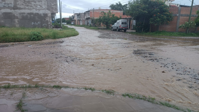 Escuela de Perico con accesos inundados y clases suspendidas