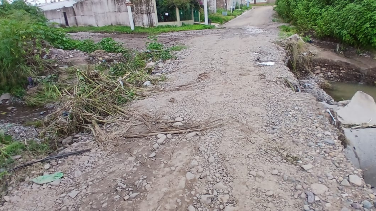 (SÁBADO) Colapso de un badén en Alto Comedero: vecinos aislados y colectivos cambian el recorrido