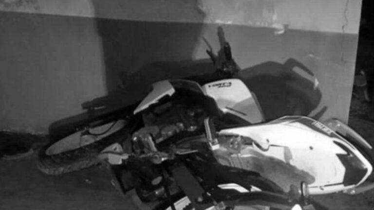 Motociclista circulaba a toda velocidad, impactó contra un paredón y murió