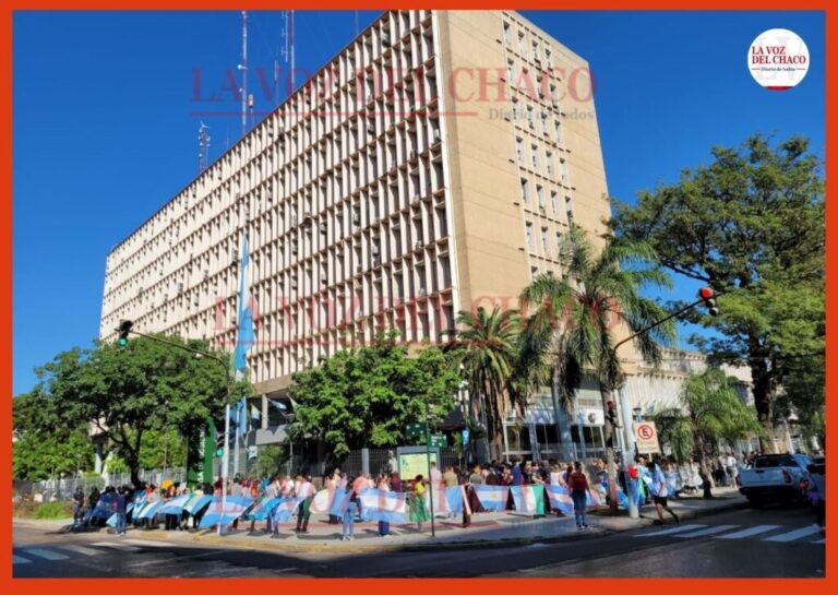 Los trabajadores con el apoyo de Pérez Pons le ganaron la primera batalla al Gobienro: la justicia ordenó el pago del FEP