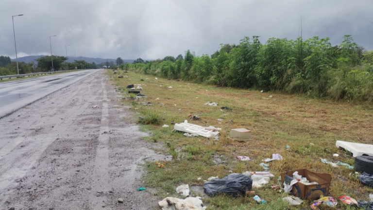 Se formó un micro basural en el derivador de Ruta 66 y Ruta 1