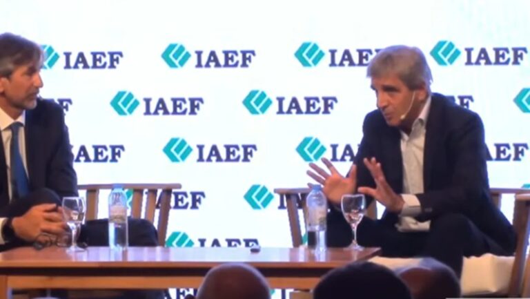 Caputo culpó a la gente por la inflación: No podemos forzarlos a tener pesos si no quieren