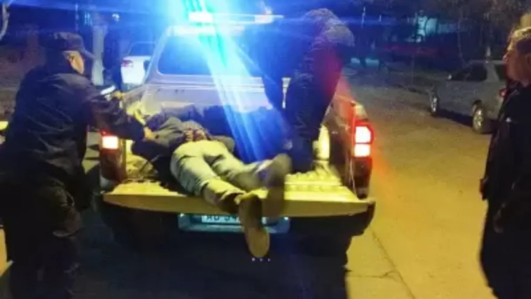 Fue atacado en medio de una reunión con amigos: terminó con heridas de arma blanca