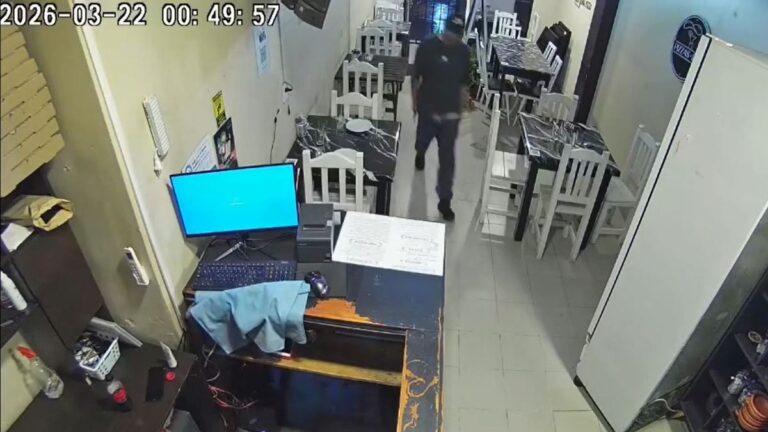 A cara descubierta y a punta de pistola, asaltaron una pizzería de la Av. Almirante Brown
