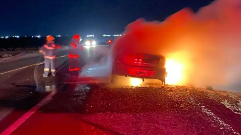 Hallaron un automóvil abandonado al costado de la Ruta 9, prendiéndose fuego