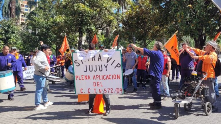 Trabajadores de Vialidad siguen de paro: marcharon exigiendo mejoras salariales
