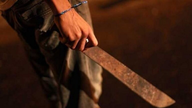 Asaltaron con machetes a dos estudiantes a la salida del colegio en barrio Almirante Brown