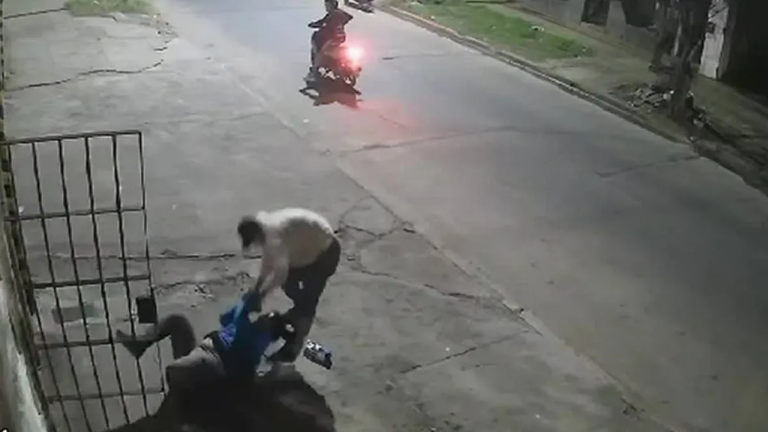 Motochorros asaltaron a una mujer a punta de cuchillo en barrio Malvinas