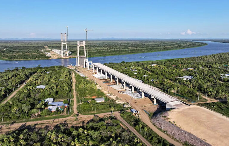 Mapa ilustrativo del Corredor Bioceánico y representantes en reunión de trabajo.