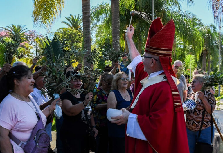 Celebración del Domingo de Ramos con bendición de ramos en la Plaza 25 de Mayo de Resistencia.