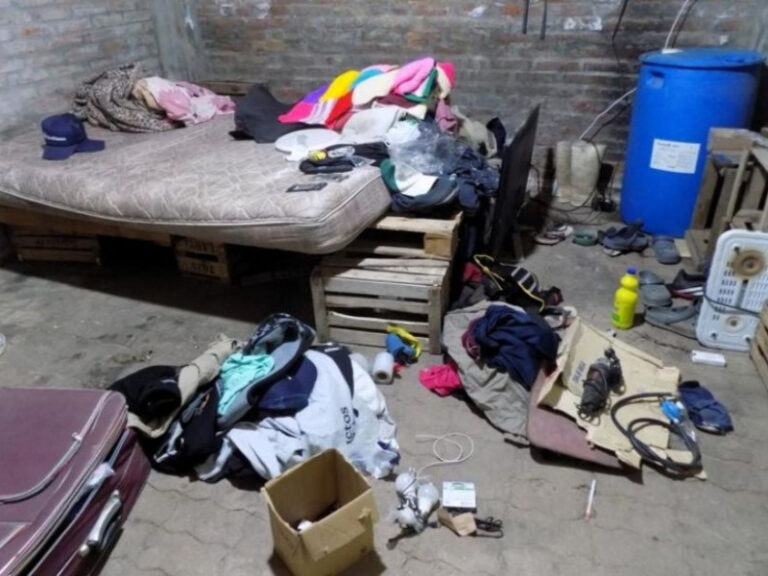 Ilustración de un campo agrícola con símbolos de justicia superpuestos, representando el caso judicial.