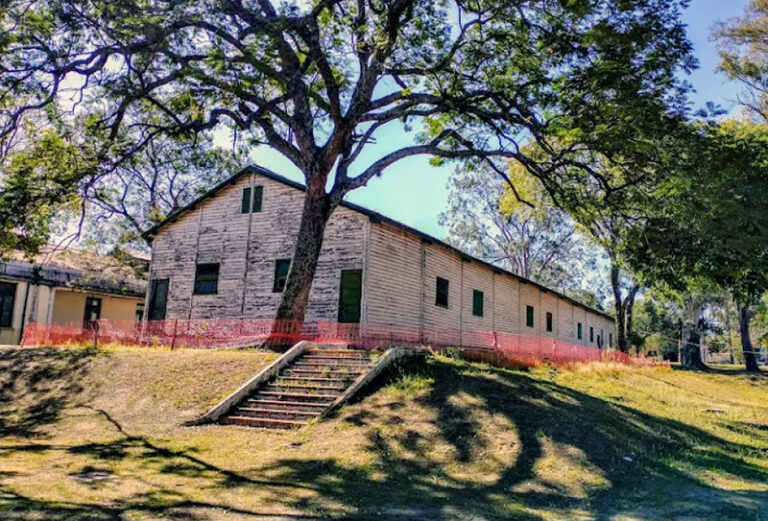 Mapa o vista aérea de la zona del ex Regimiento 9 y el puerto de la ciudad de Corrientes, junto al Río Paraná.