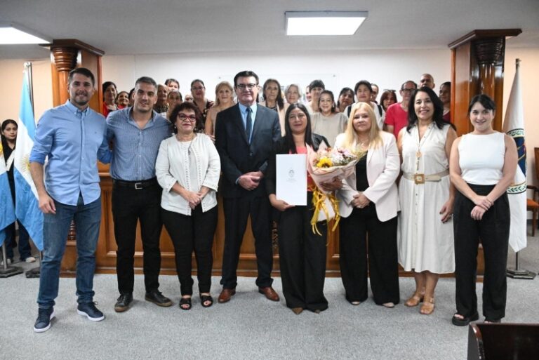 Docente Gloria Cisneros recibiendo reconocimiento en la Cámara de Diputados del Chaco