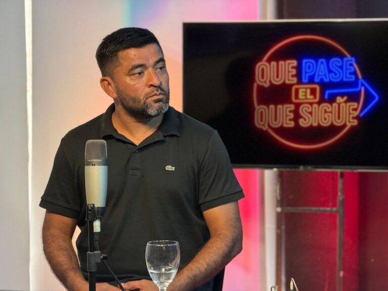 Carlos Barreto, integrante de la División Cibercrimen de la Policía del Chaco, durante una entrevista sobre seguridad digital.