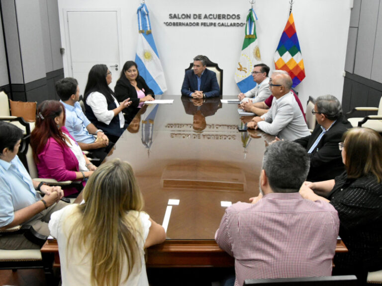 Autoridades provinciales y del Colegio Estrada durante la firma del acuerdo de venta del terreno.