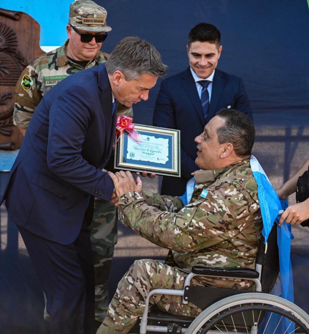 Gobernador Leandro Zdero e intendente Anselmo Bordón durante el acto por Malvinas en Cote Lai, Chaco.
