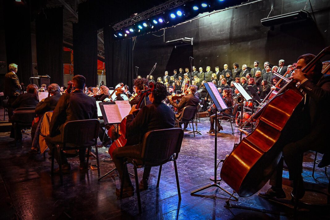 Autoridades durante el anuncio del Festival Filarmónico y la Tecnicatura Musical para la Bienal del Chaco 2026 en Resistencia.