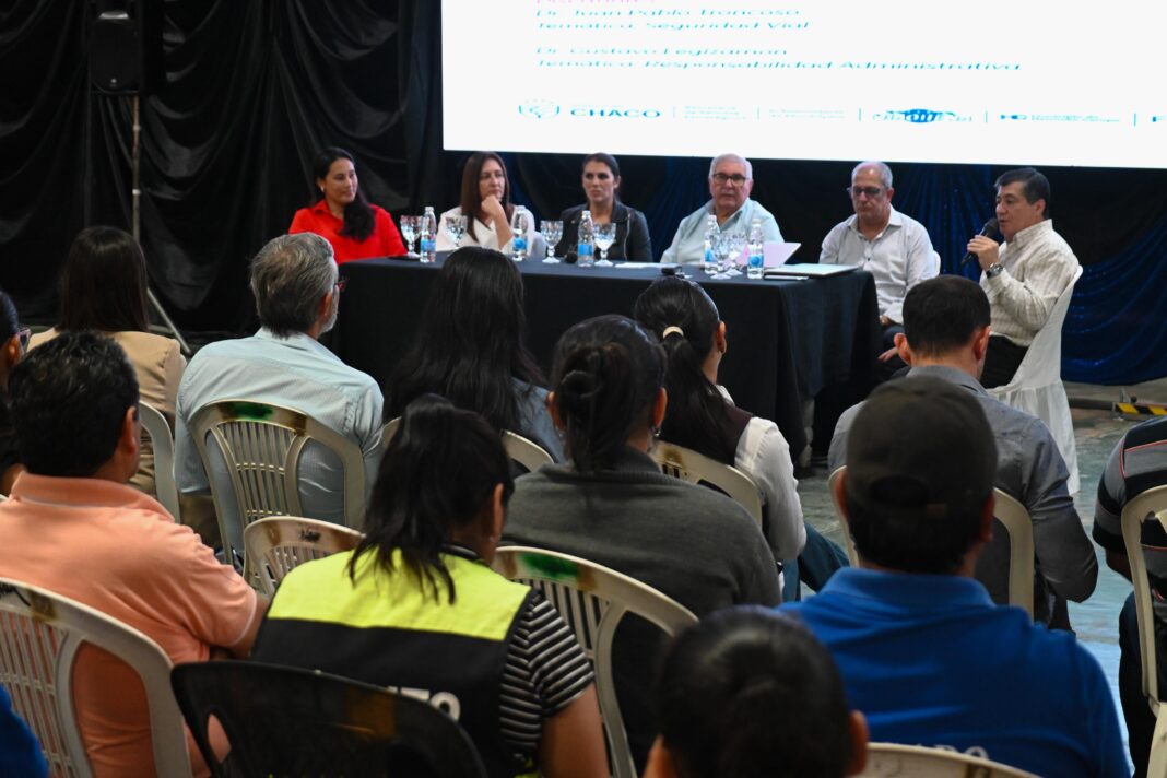Agentes municipales recibiendo capacitación en una sala