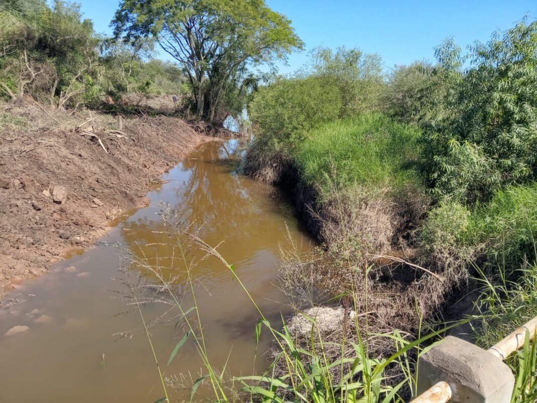 Trabajos en el Canal 1 de Juan José Castelli para mejorar el escurrimiento del agua