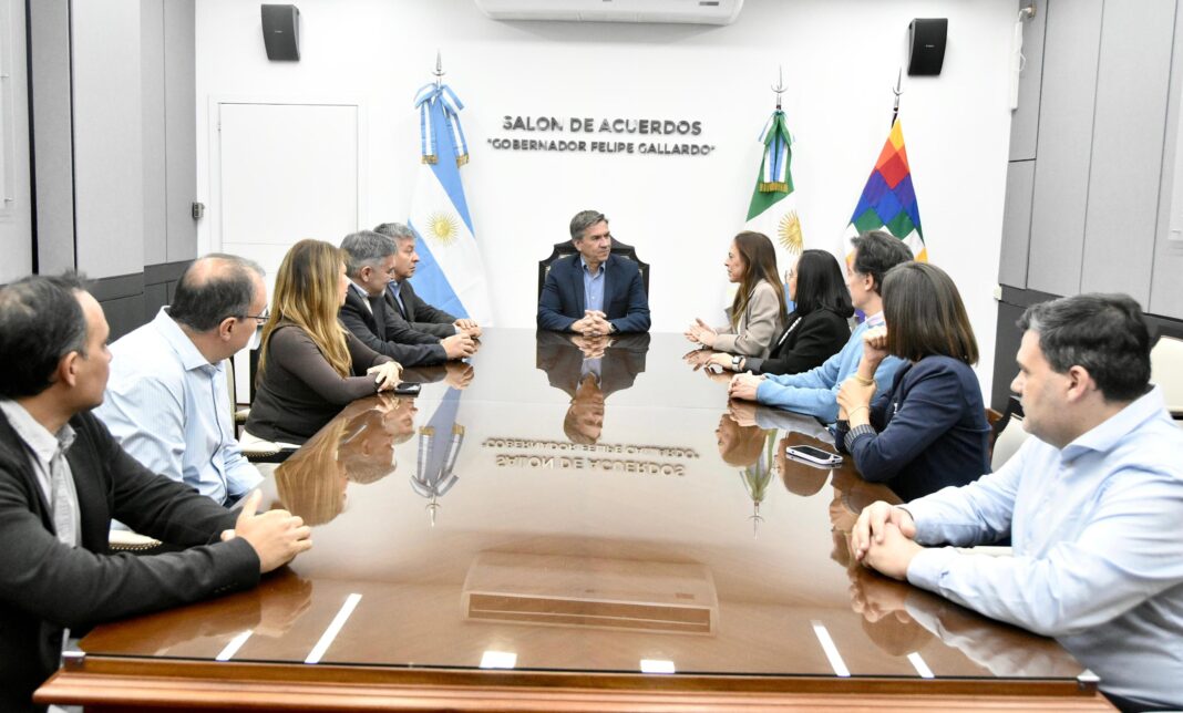 Reunión del gobernador Zdero con misión técnica del BCIE en Casa de Gobierno