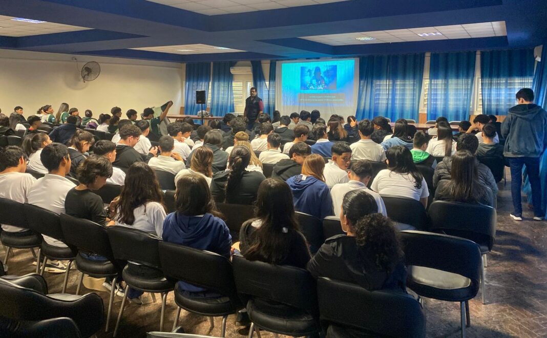 Estudiantes en una charla sobre delitos digitales en una escuela del Chaco