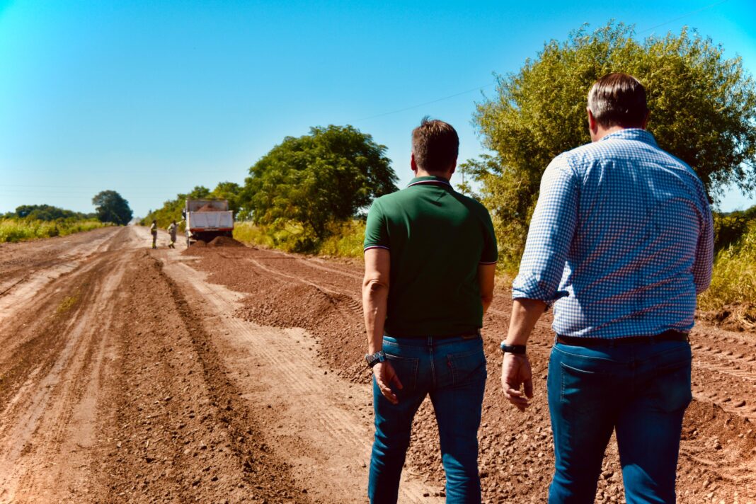 Gobernador Leandro Zdero en la inauguración del ripio de la Ruta 13 en Colonia Los Paraguayos, Chaco.