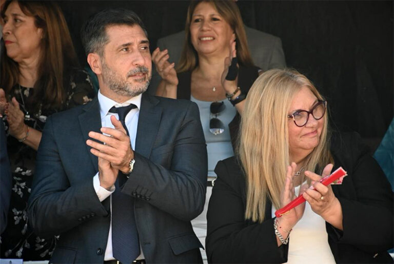 Autoridades provinciales y veteranos durante el acto por el Día del Veterano de Malvinas en Cote Lai, Chaco.