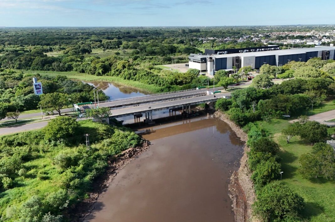 Compuertas abiertas en la cuenca del río Negro durante operativo de monitoreo en Chaco