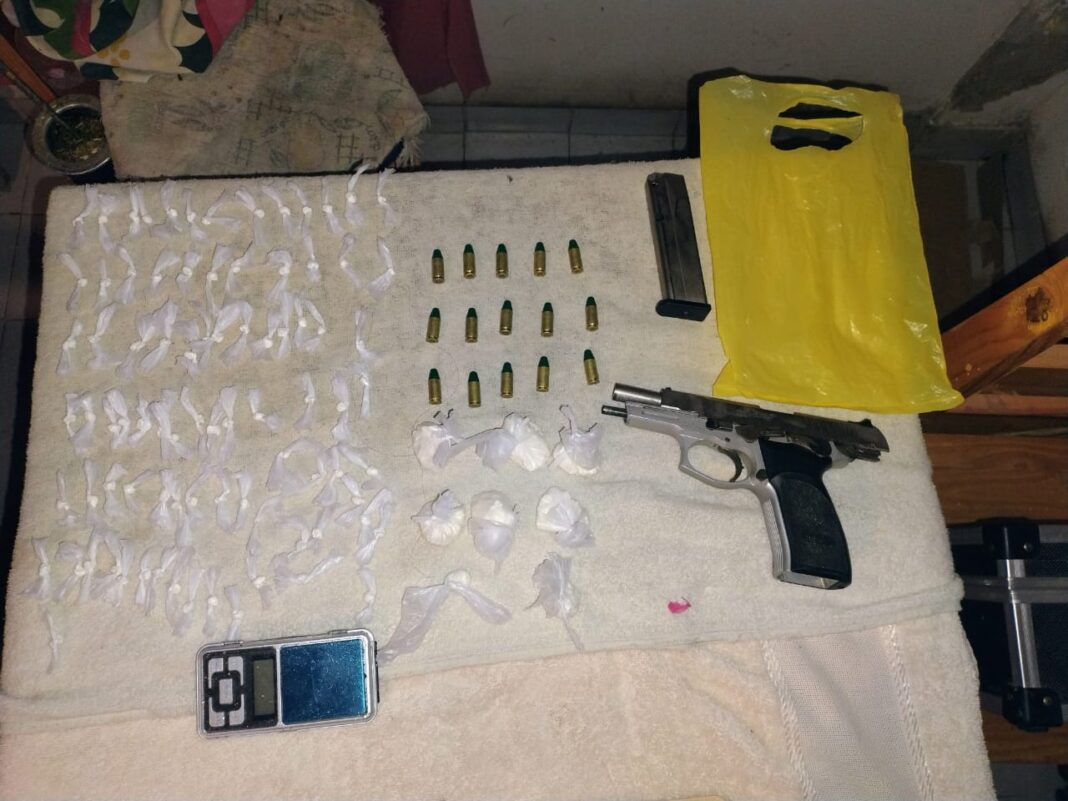 Policía durante allanamiento en Pasaje Belgrano, Resistencia, Chaco