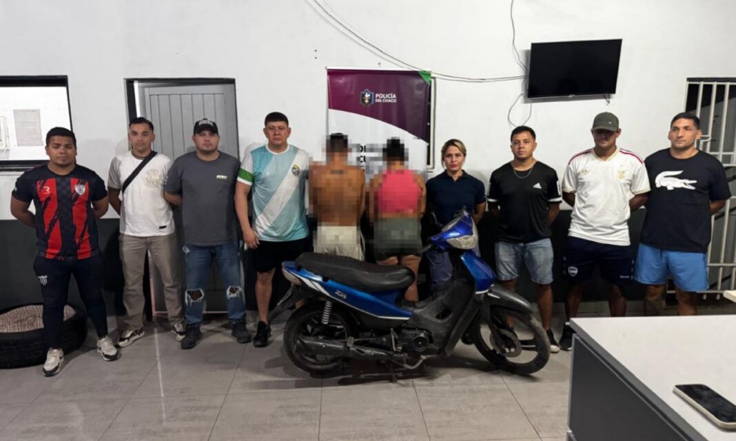 Ilustración de un operativo policial nocturno en una calle de Resistencia, Chaco