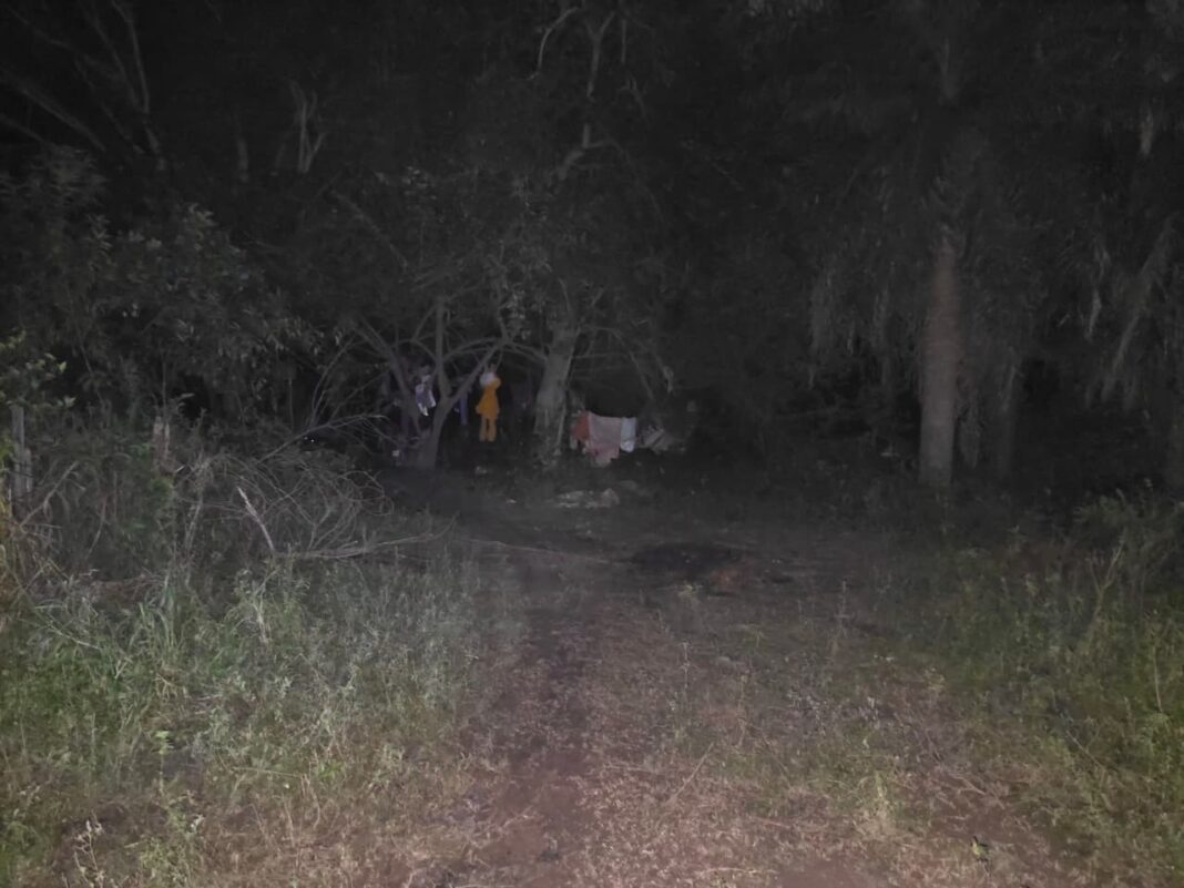 Policía científica trabajando en la escena del crimen en Fontana, Chaco