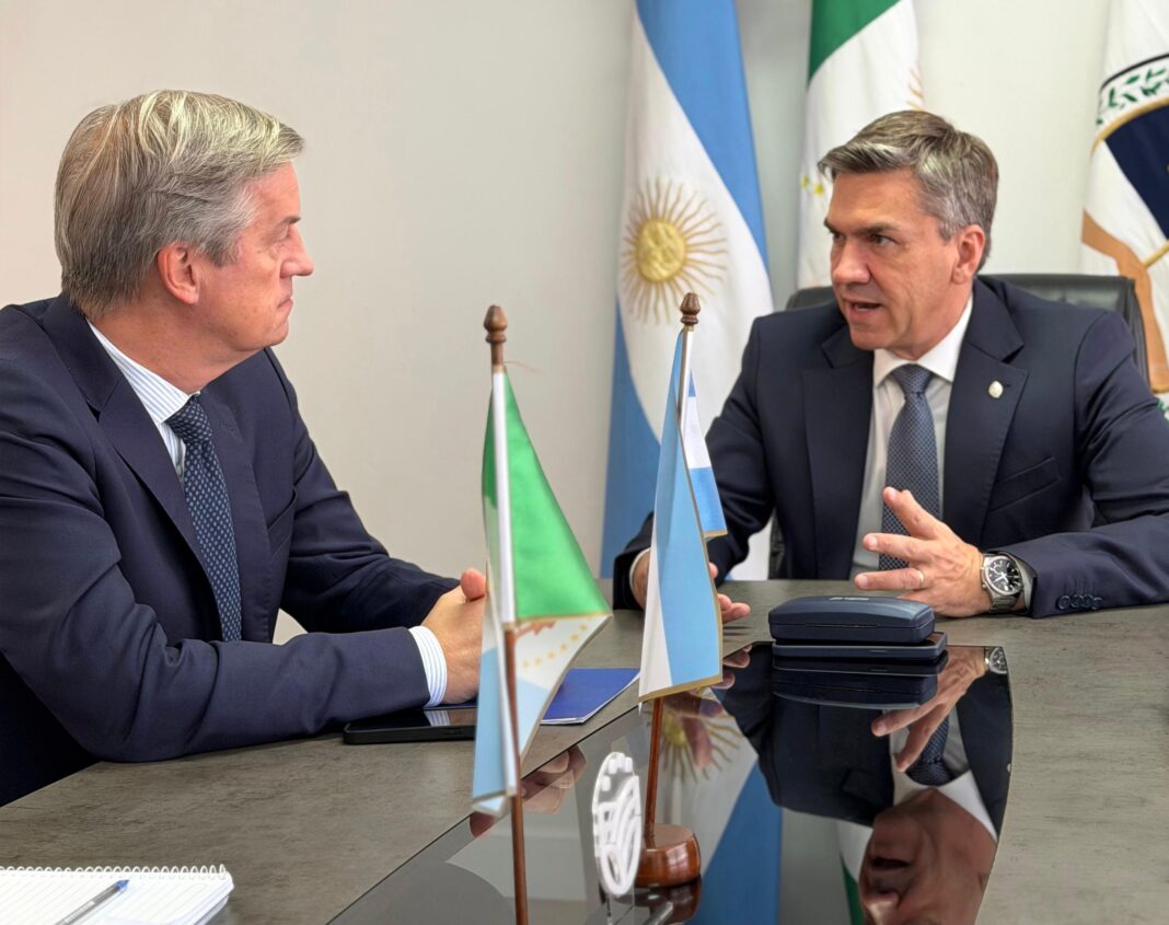 Gobernador Leandro Zdero durante reunión con representantes de la Unión Europea