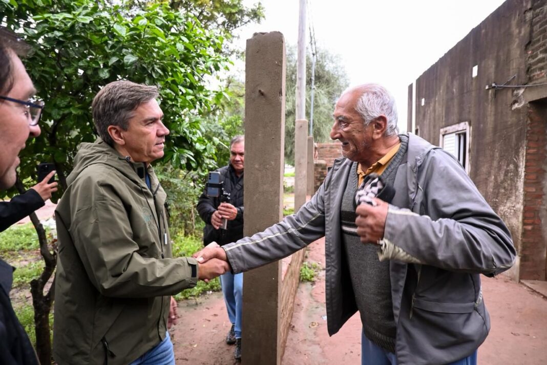 Gobernador Leandro Zdero recorriendo Miraflores durante operativo de asistencia por lluvias