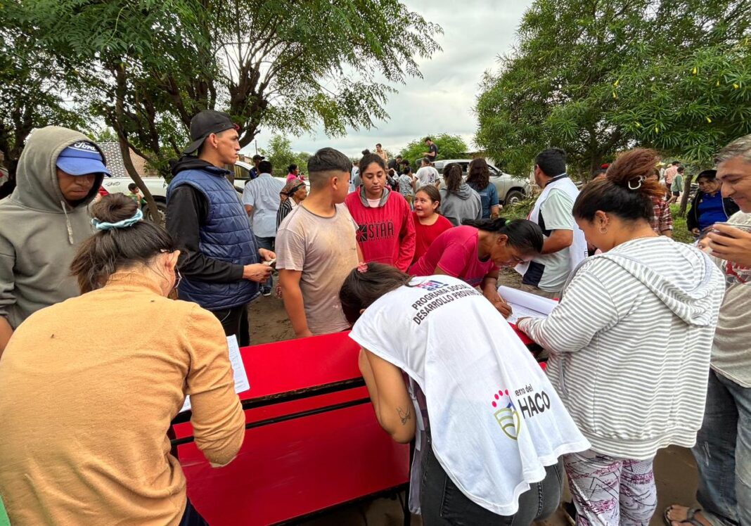 Operativo de asistencia del gobierno chaqueño en una localidad afectada por las lluvias